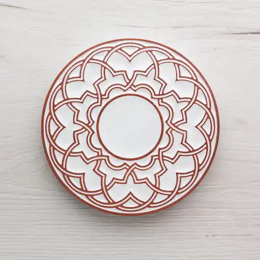 Ceramiczna podstawka geometryczna, biała z brązowym ornamentem Obniżka ceny