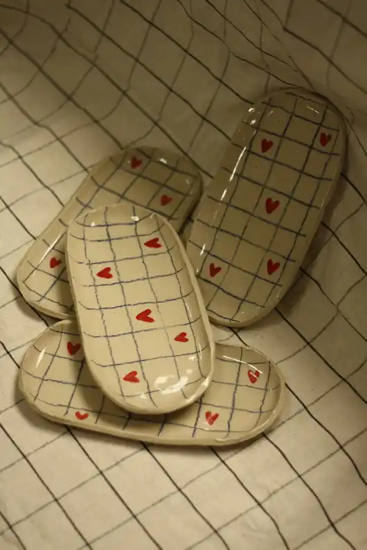 Ceramiczny talerzyk w serca i kratkę . Ceramika ręcznie robiona Taniej