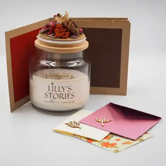 Sprawdź teraz Box prezentowy "The Cinnamon Apple Story"- świeca z albumem