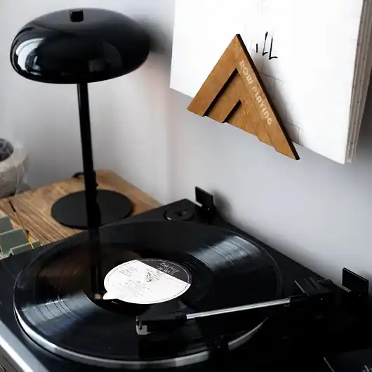 Ograniczona ilość Now playing uchwyt / wieszak ścienny / półka na płyty winylowe