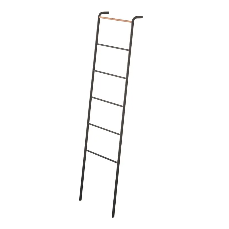 Czarna drabina dekoracyjna z detalem z bukowego drewna YAMAZAKI Tower Ladder Bonami Wyprzedaż