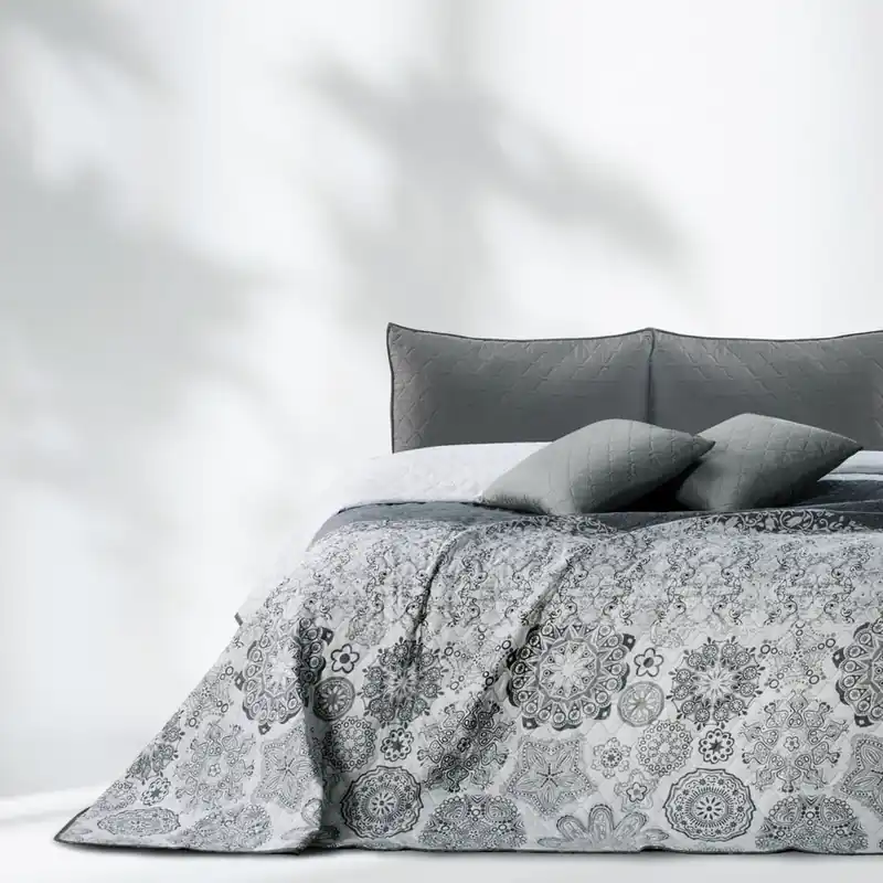 Dostępne od ręki Biało-szara narzuta dwustronna z mikrowłókna DecoKing Alhambra, 260x240 cm Bonami