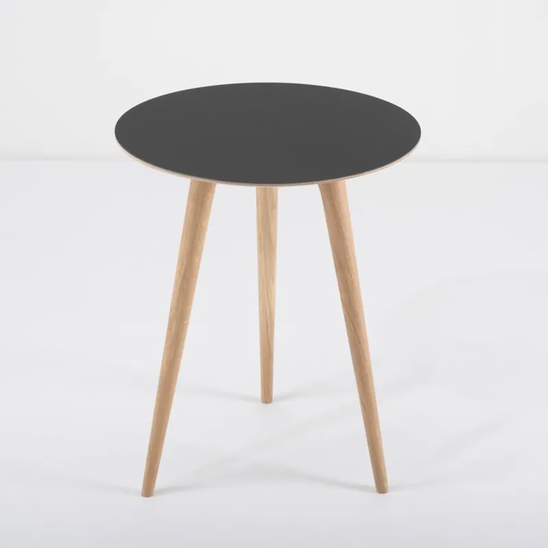 Bezpieczne zakupy Dębowy stolik z czarnym blatem Gazzda Arp, ⌀ 45 cm Bonami