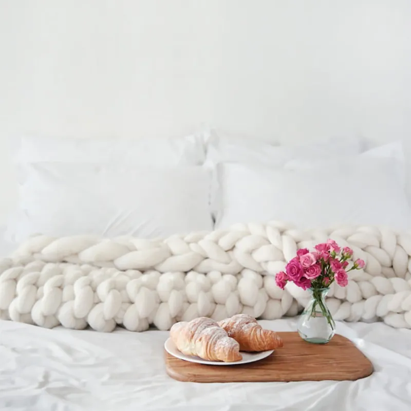 Kremowy ręcznie tkany koc z wełny merino Concepttual Chunky, 125x130 cm Bonami Oferta limitowana
