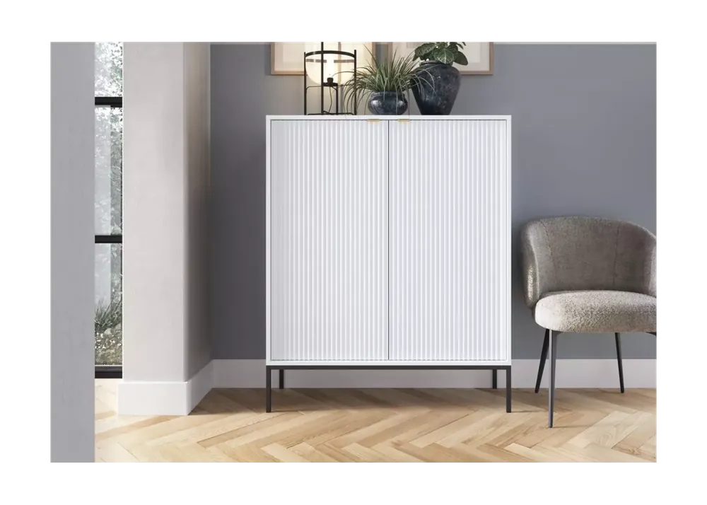 Nowy Cubero komoda wysoka 2-drzwiowa 140 cm nowoczesna z ryflowanymi frontami i metalowymi nogami